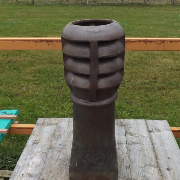 Louvered chimney pot