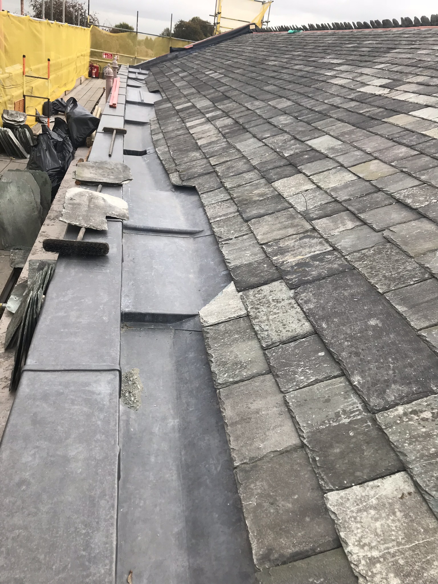 Lead gutter lining with expansion detailing