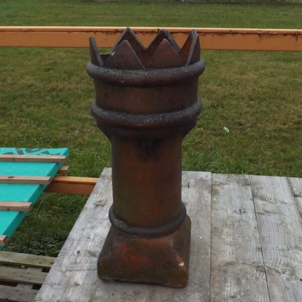 Crown top chimney pot (damaged)