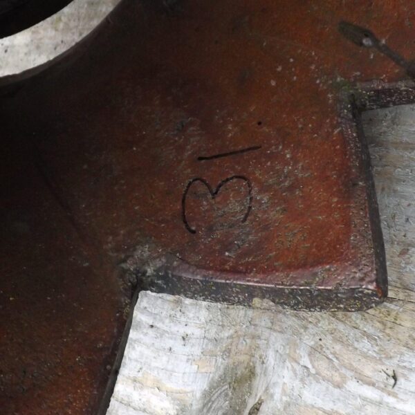 Alternative view of Crown top chimney pot (damaged)