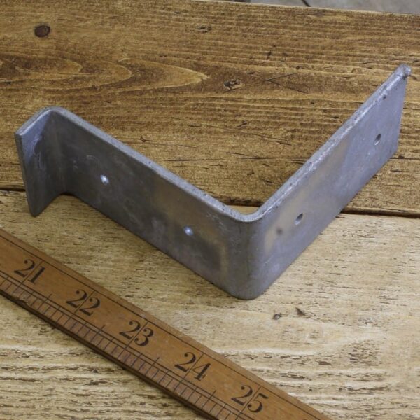 Shelf Bracket UTILITY Medium Duty Angle Galv Lip 100mm x 100mm TBD
