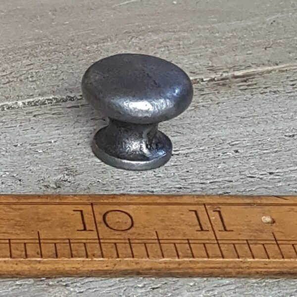 Knob Plain Shaker with Seam Cast Antique Iron 25mm Dia M4