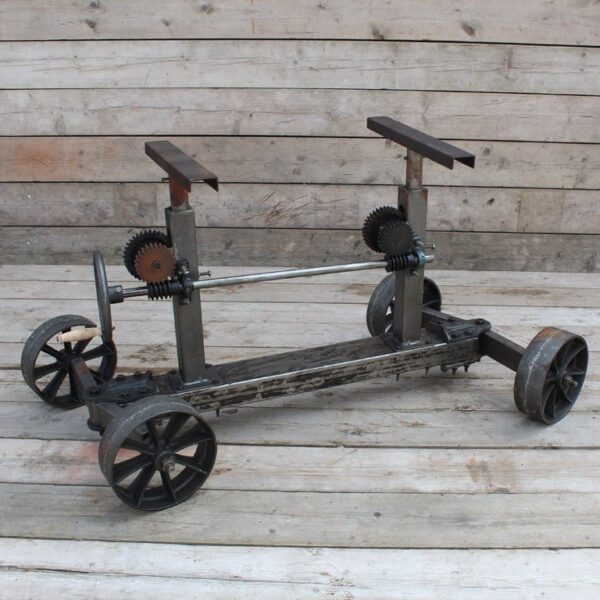 Table HARLOW with cog wheel detail