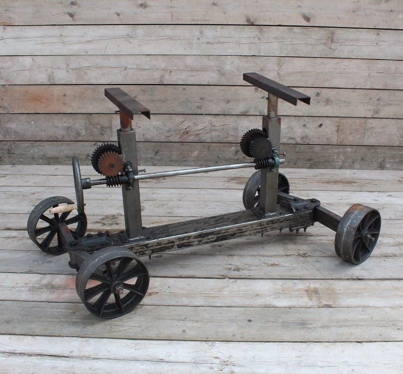 Table HARLOW with cog wheel detail