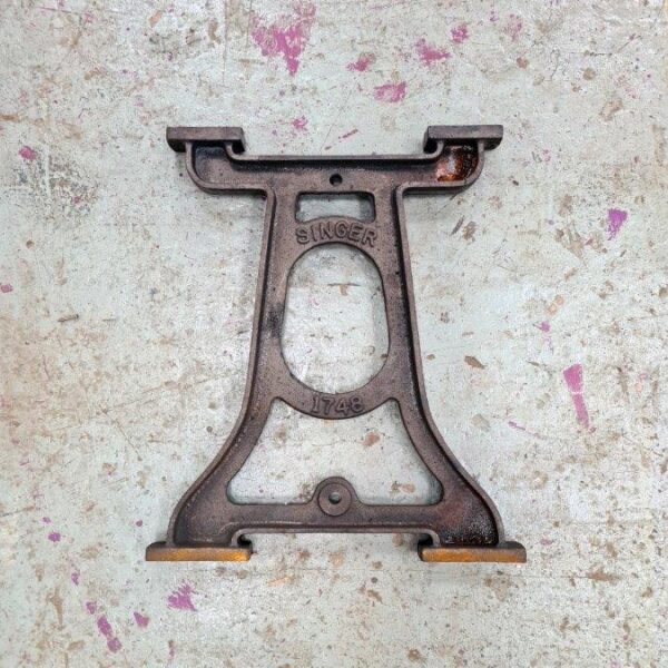 Table End Frame Heavy Singer 1748 Cast Iron 690mm Alt H372